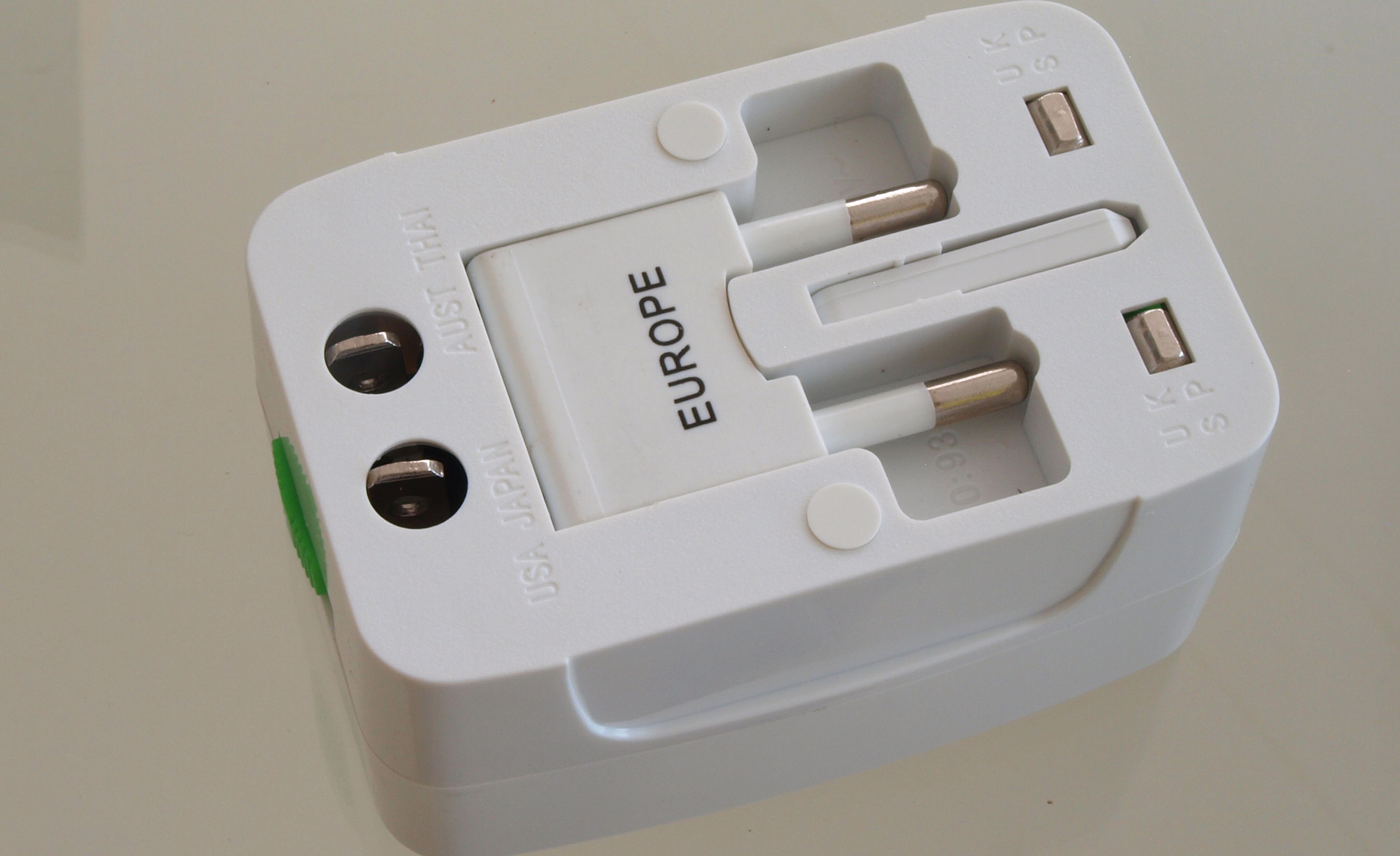 MAXAH® Weltweiter Strom Adapter mit USB Ladeanschluss Produkttest24