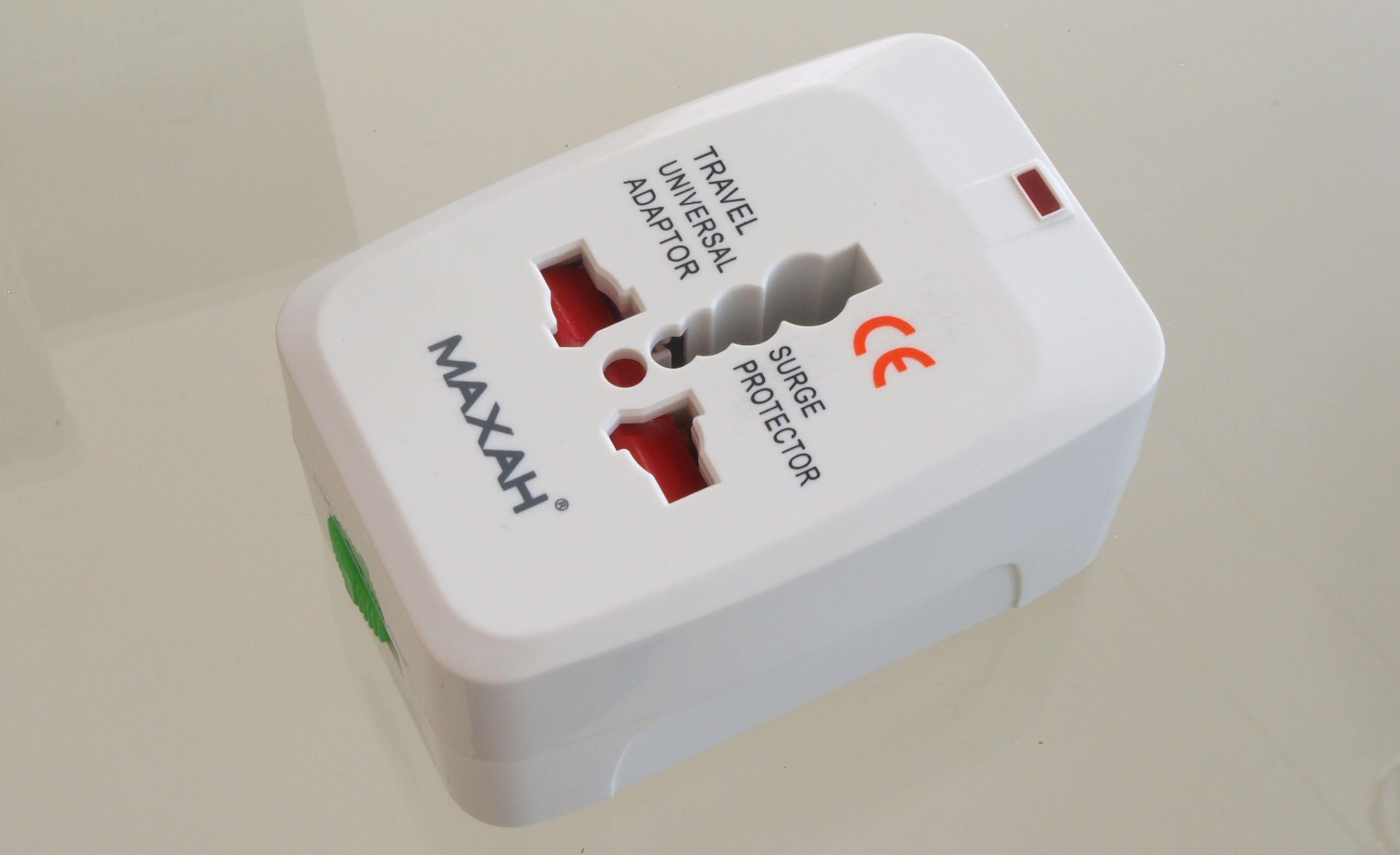 MAXAH® Weltweiter Strom Adapter mit USB Ladeanschluss Produkttest24