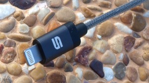 Syncwire Nylon Lightning zu USB Kabel. Das Kabel ist Apple MFi zertifiziert