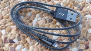 Syncwire Nylon Lightning zu USB Kabel. Das Kabel ist Apple MFi zertifiziert