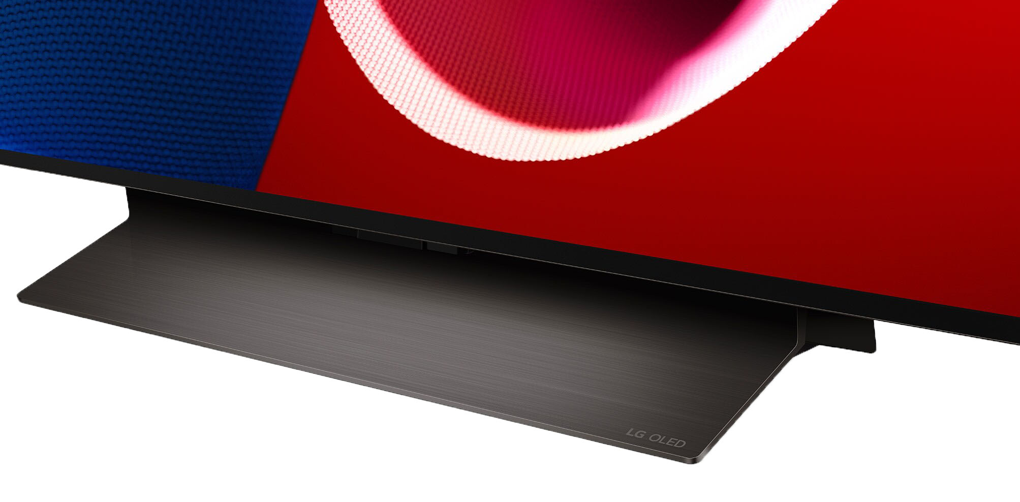 Der breite Standfuß des LG OLED48C48LA sorgt auch für eine bessere Klangverteilung.