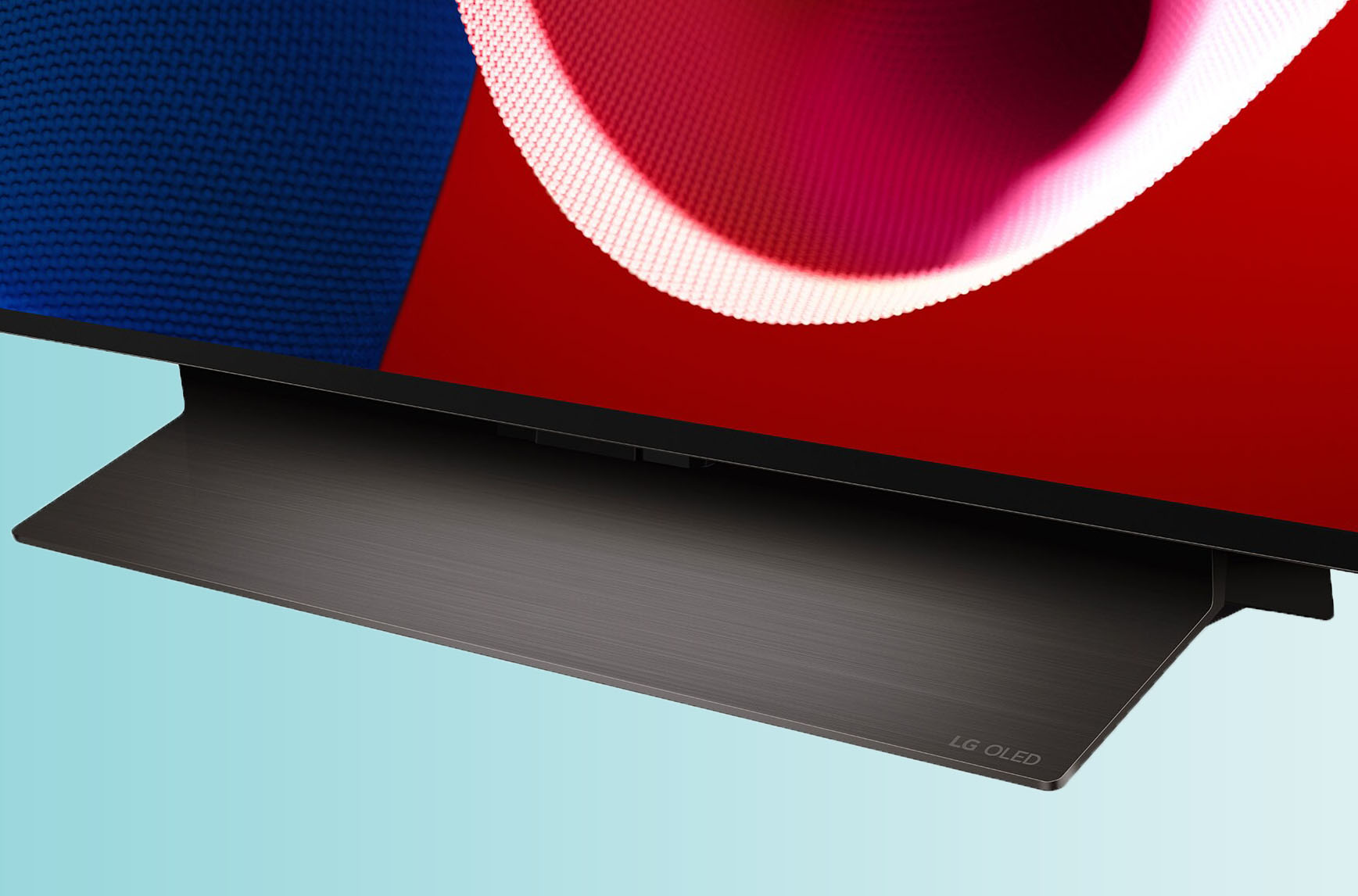 Der breite Standfuß des LG OLED48C48LA sorgt auch für eine bessere Klangverteilung.