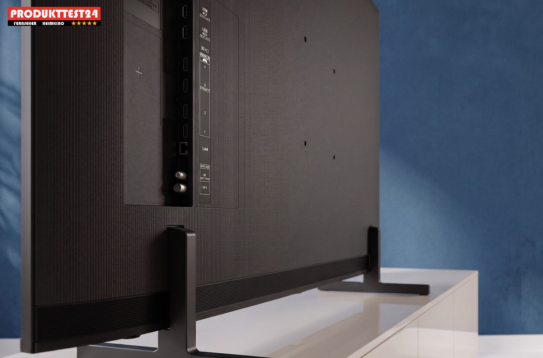 Alle wichtigen Anschlüsse an Bord: Das seitliche Anschlusspanel ist leicht zugänglich und bietet eine umfangreiche Konnektivität. Darunter finden sich mehrere HDMI-Ports, USB-Anschlüsse, ein LAN-Port sowie die Eingänge für den integrierten Twin-Tuner.