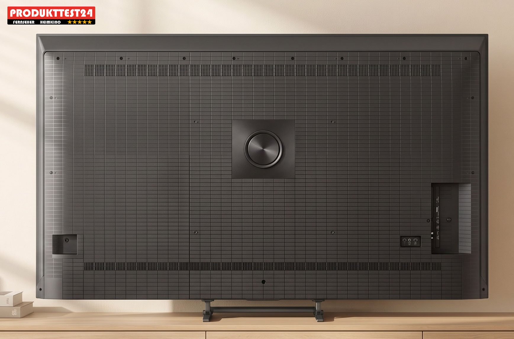 Auf der Rückseite des Hisense 50U7SE fällt der Subwoofer sofort ins Auge.
