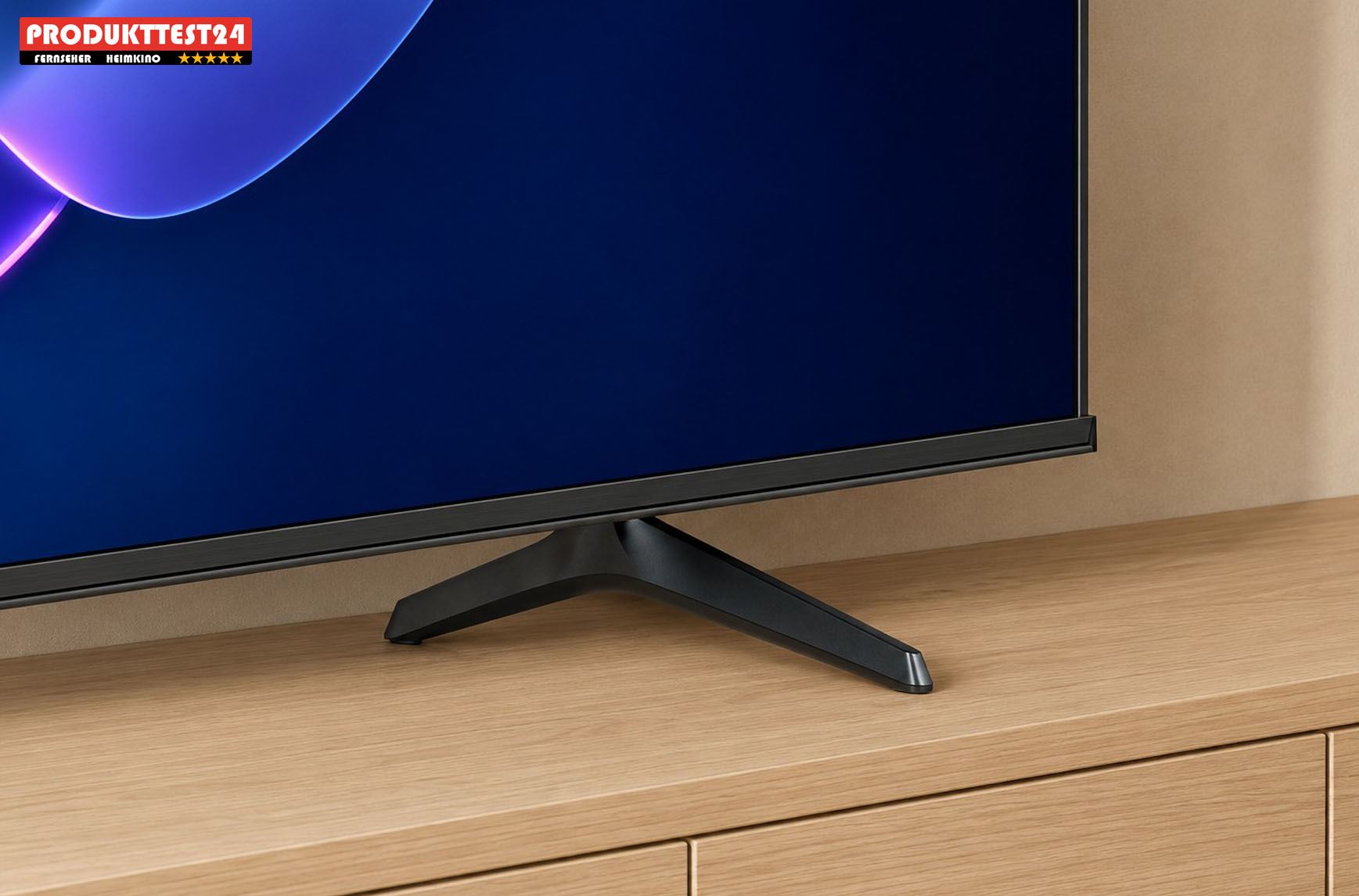 Der Standfuß des Hisense 55E6DS ist aus Metall gefertigt und macht auch optisch einen guten Eindruck.