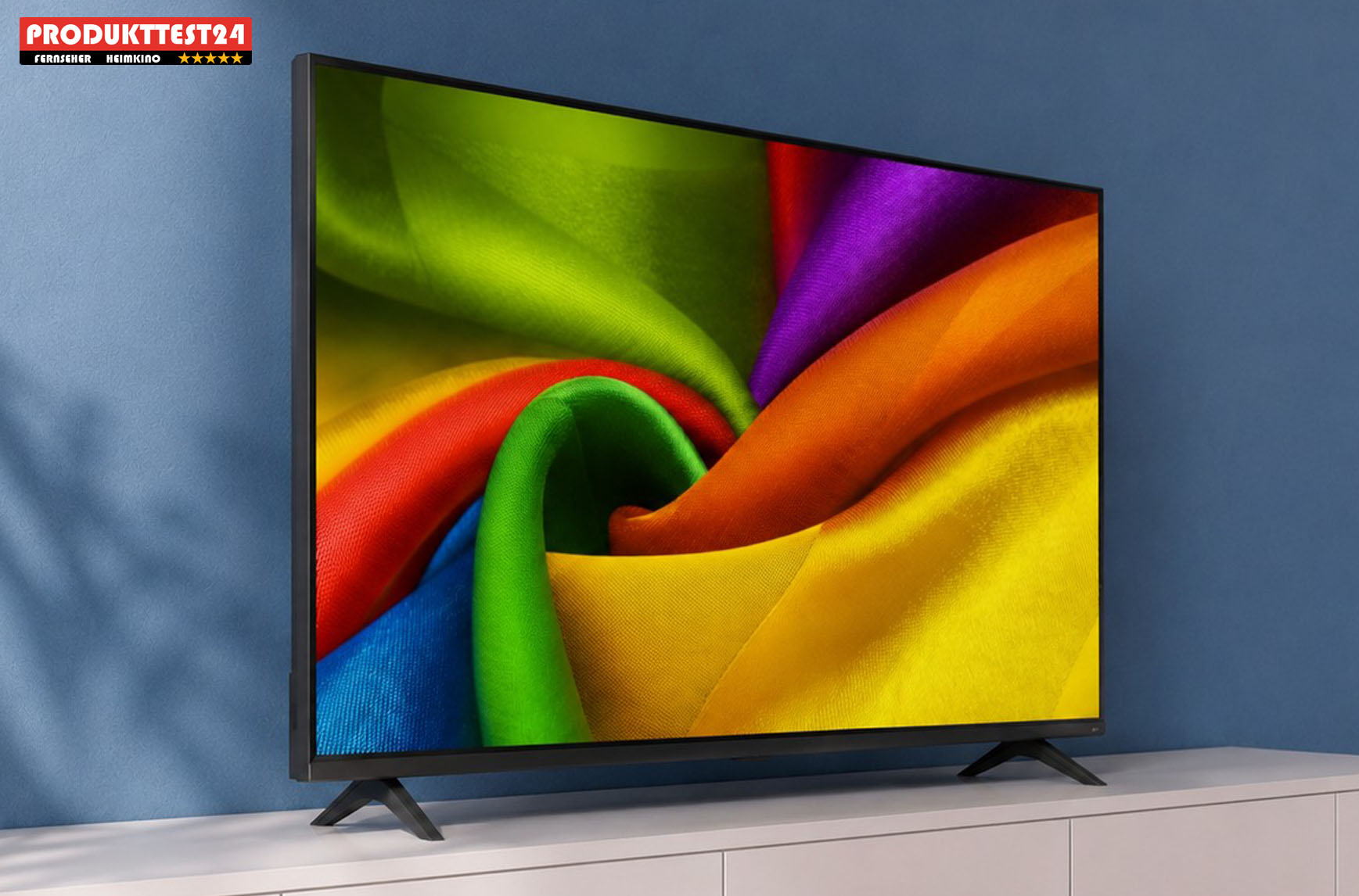 Elegantes Design im Wohnraum: Auch aus einem leichten seitlichen Betrachtungswinkel überzeugt das Panel. Das schlanke Profil des LG TVs fügt sich nahtlos und modern in jedes Wohnzimmer ein.