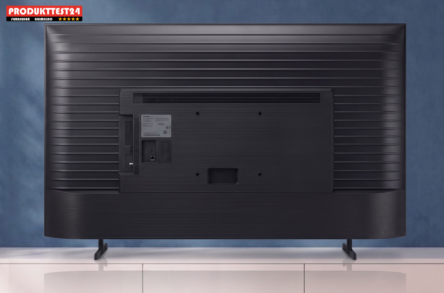 Solide Kunststoff-Rückseite: Das Gehäuse des Samsung GU85U7099H verzichtet auf edle Materialien, punktet in unserem Test aber mit einer sauberen Verarbeitung und mittigen VESA-Bohrungen für eine Wandhalterung.
