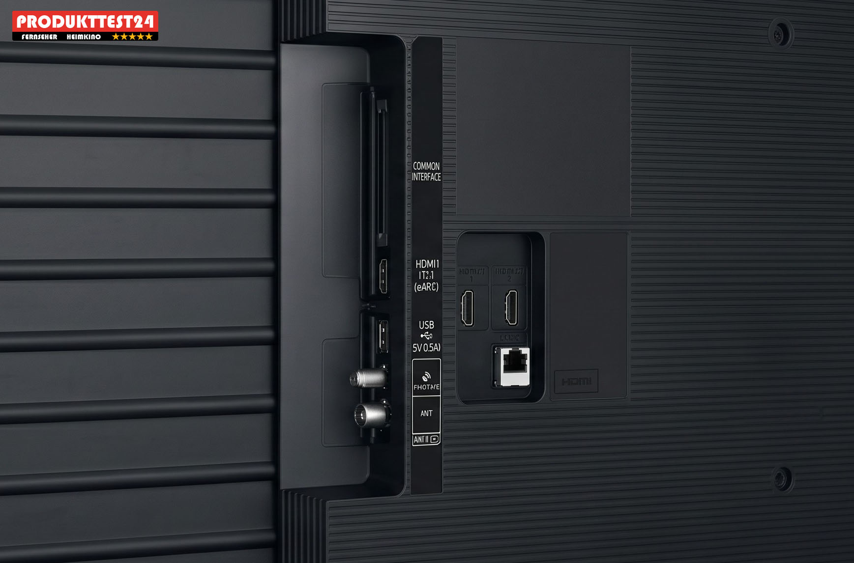 Ein überschaubares Anschluss-Paket: Mit lediglich drei HDMI-Buchsen und ohne Kopfhörerausgang offenbart der Samsung GU85U7099H im Test den typischen Rotstift der Einstiegsklasse. Immerhin ist eARC für eine moderne Soundbar an Bord.