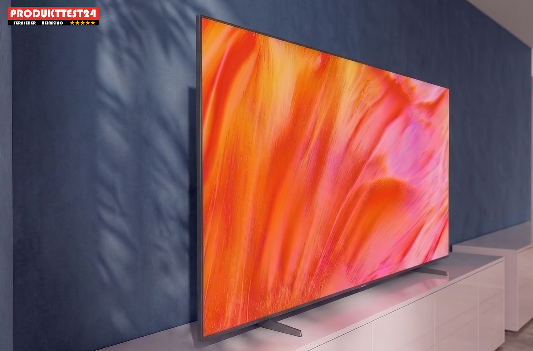 Aus dieser Perspektive wird die beeindruckende Größe des 98-Zoll-Displays deutlich, getragen von stabilen Standfüßen.